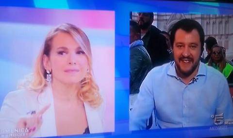 Barbara d'Urso a Matteo Salvini: "Se ne deve andare, è in pericolo"