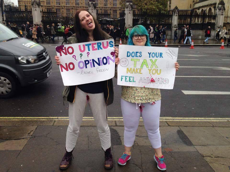 Tampon tax, protesta delle donne davanti al parlamento inglese