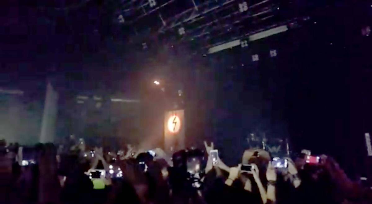Marilyn Manson brucia la Bibbia durante un concerto