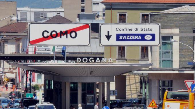 Cerca di attraversare il confine Italia-Svizzera senza dichiarare 150mila euro