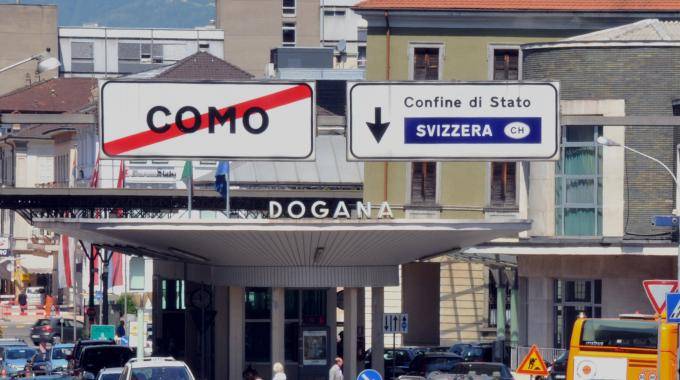 Cerca di attraversare il confine ItaliaSvizzera senza dichiarare