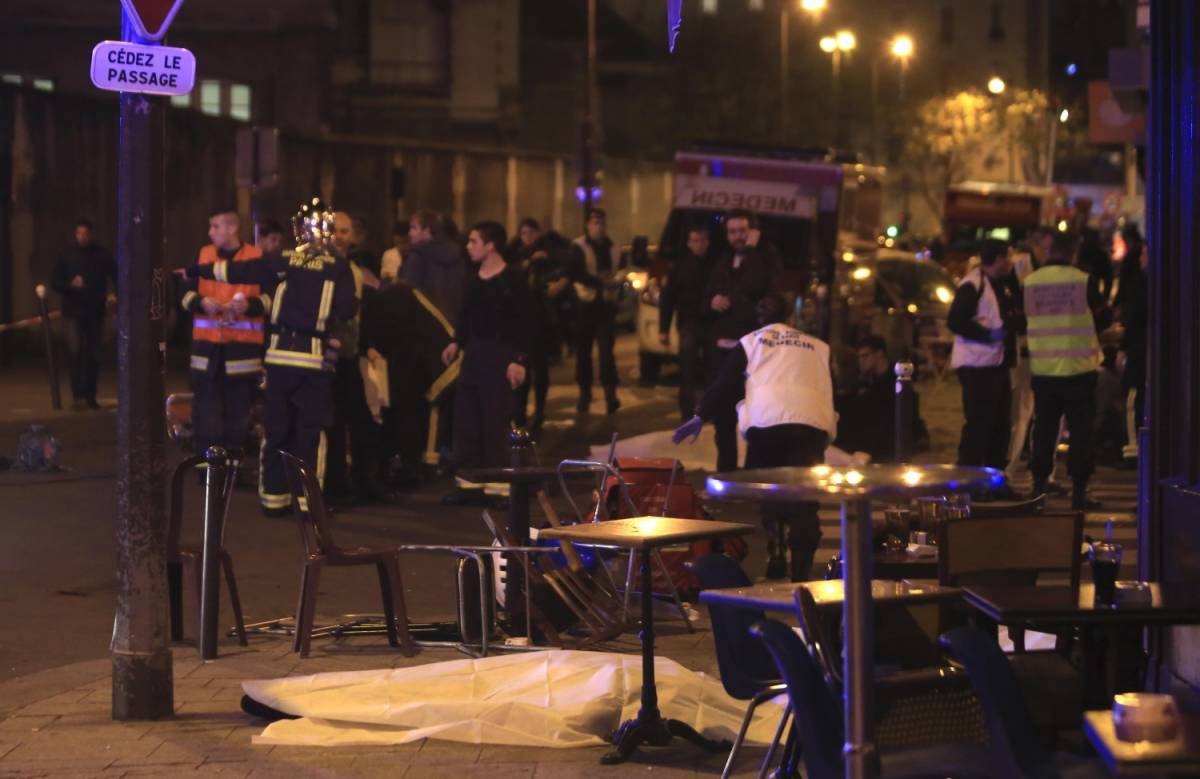 Parigi sotto attacco, i testimoni: "Hanno tirato con un fucile a pompa sulla folla"