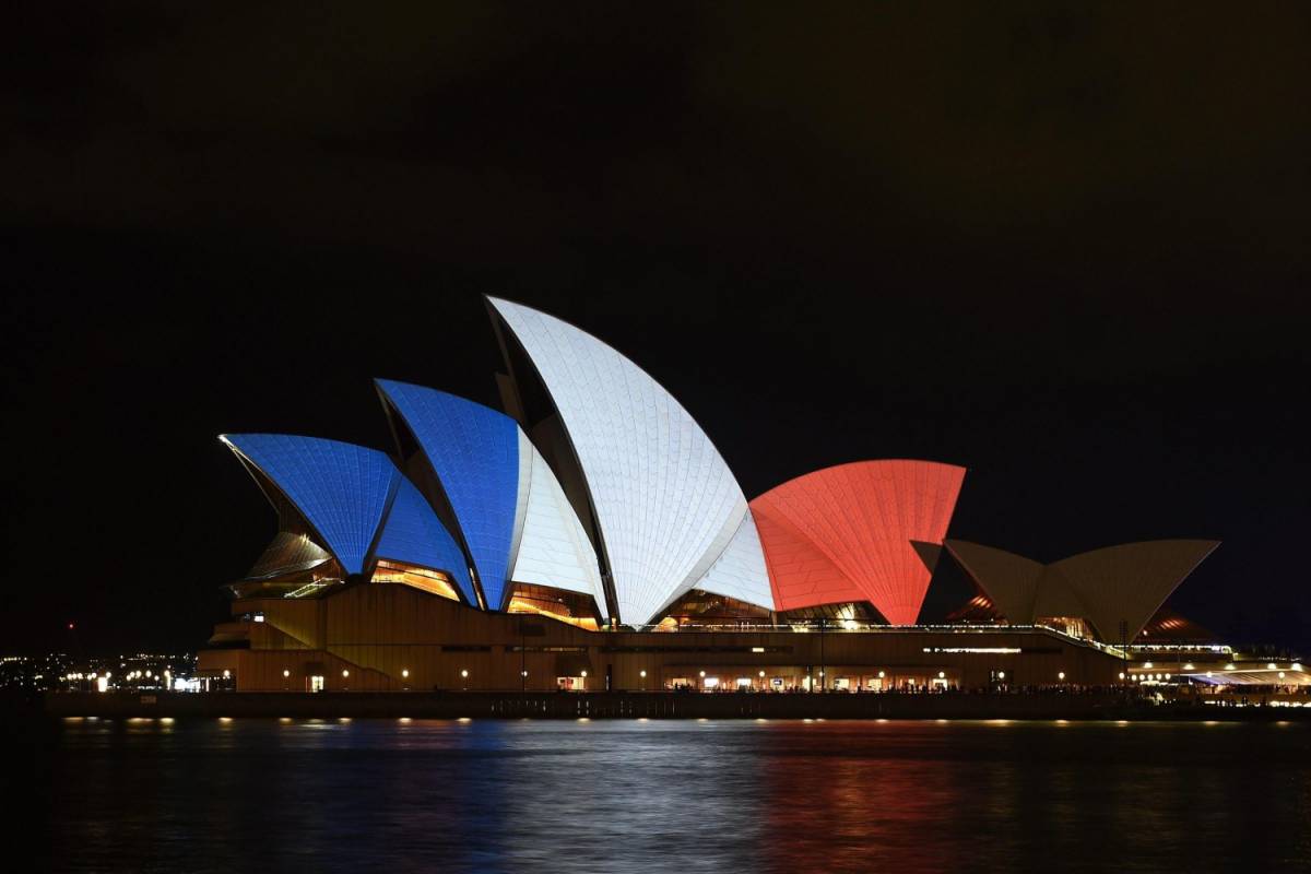 In tutto il mondo la solidarietà per Parigi si tinge del tricolore francese