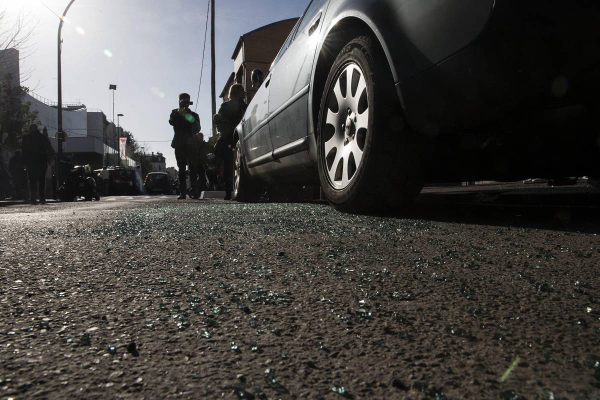 Cellula belga nel blitz a Parigi: trovata l'auto, jihadisti in fuga