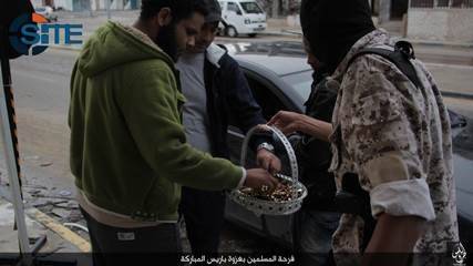 Foto choc, in Libia dolcetti e caramelle per festeggiare gli attentati di Parigi