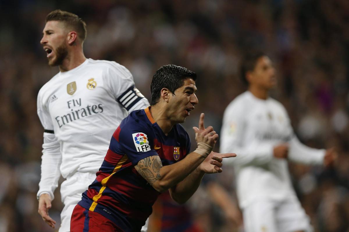 Luis Suarez festegga il primo gol durante il "clasico" contro il Real Madrid