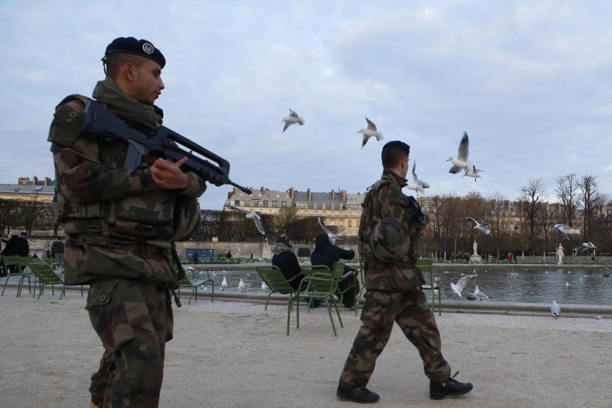 Sale l'allerta per Capodanno: fermi e un arresto per Parigi