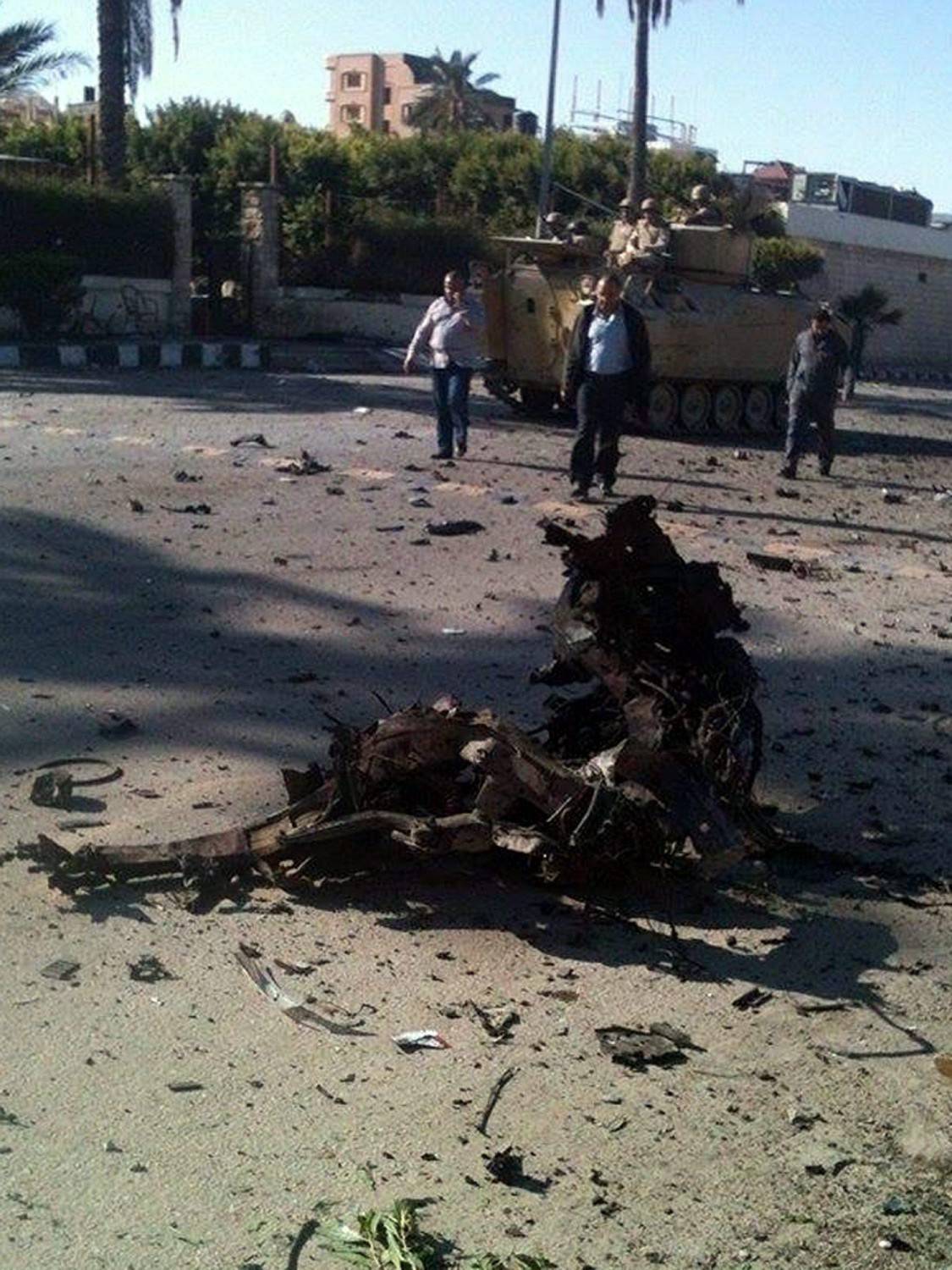 I resti dell'autobomba fatta esplodere ad el-Arish