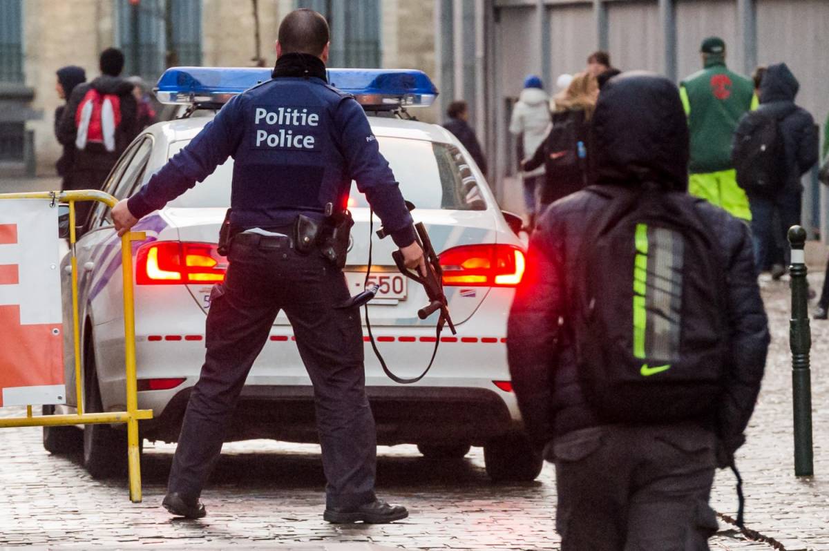 Un poliziotto al lavoro vicino a una scuola di Bruxelles