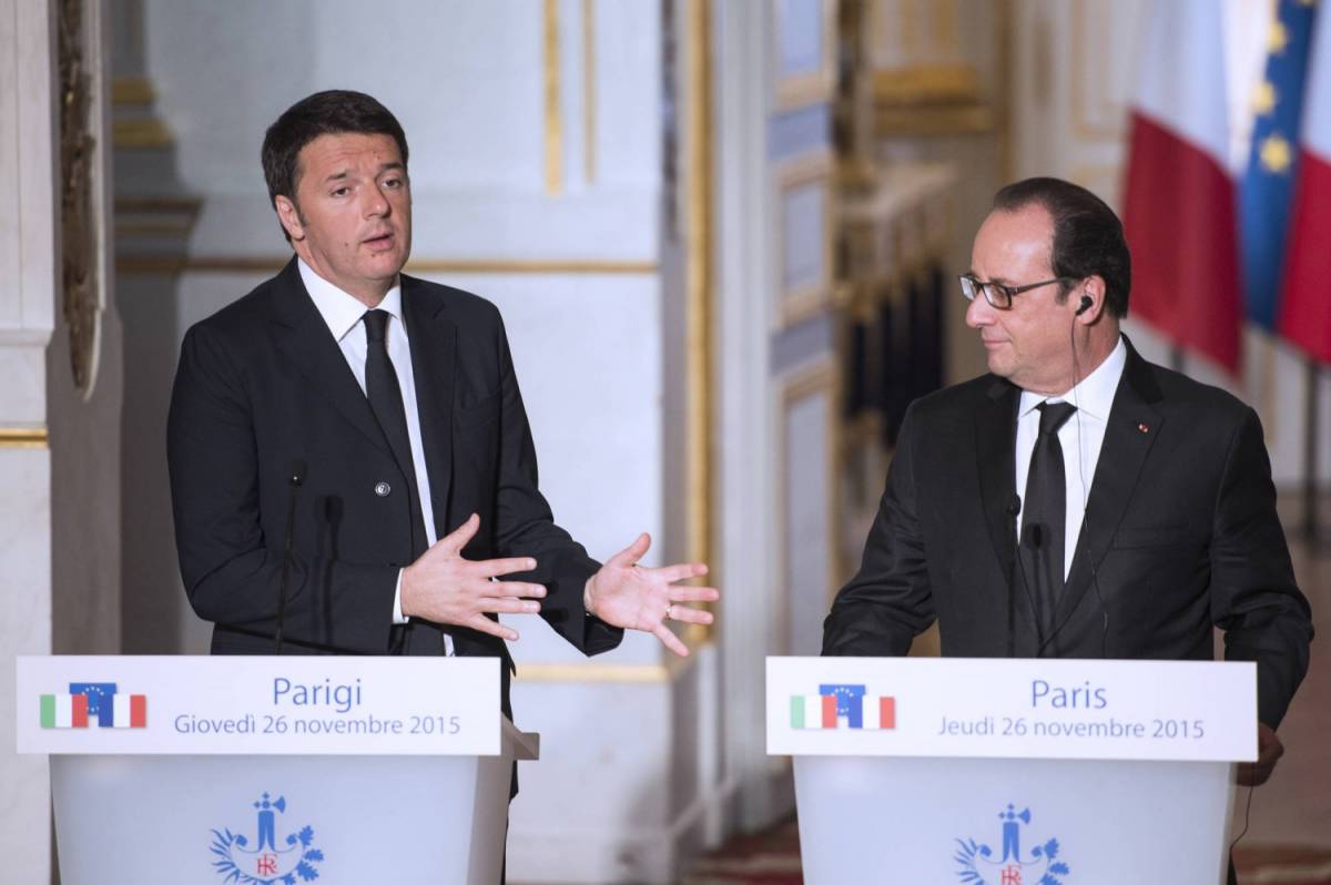 Matteo Renzi e François Hollande in conferenza stampa a Parigi