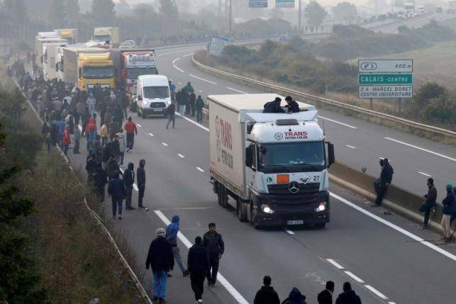 Calais, l'autista di camion vuole investire i migranti