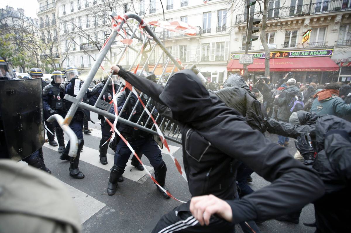 La Parigi no global fa la guerra alla polizia e non ai terroristi