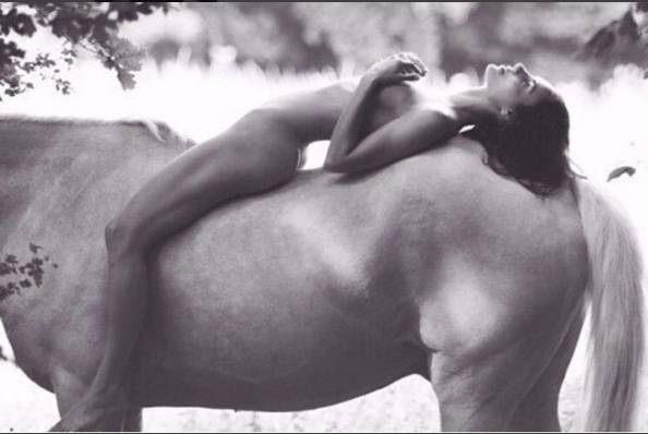 Kendal Jenner nuda, sdraiata su un cavallo
