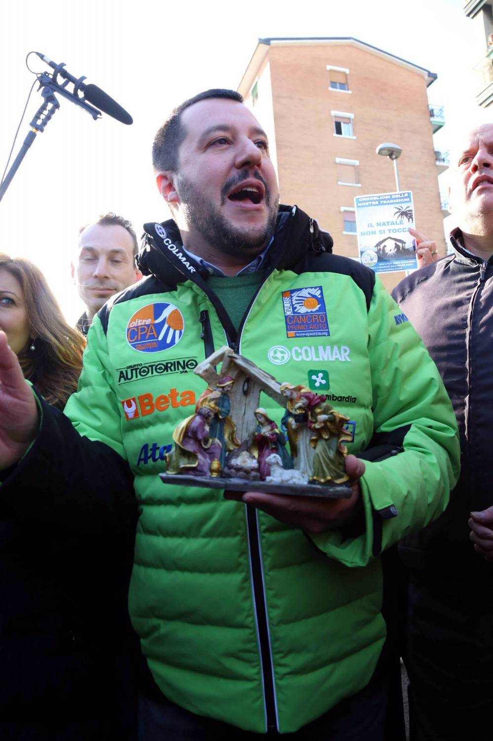 Salvini: "Chi nega il Natale ai bambini è fuori di testa"