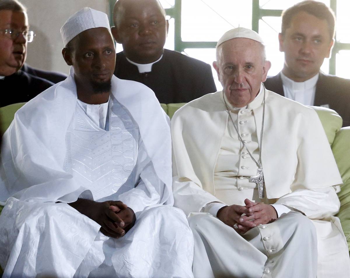 Papa Francesco e Tidiani Moussa Naibi, imam di una moschea a Bangui