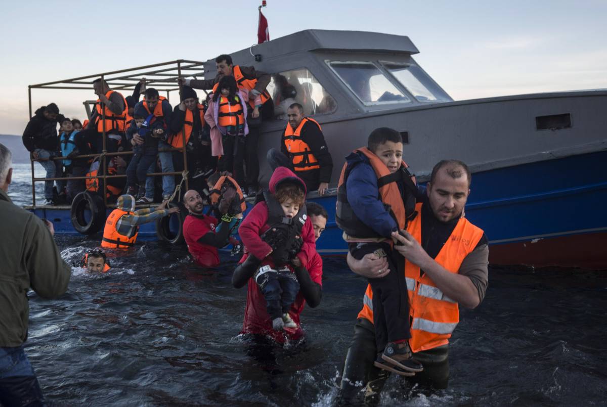 Migranti, monta l'irritazione Ue: "Grecia fuori dall'area Schengen"