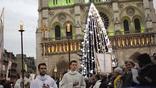 La cattedrale di Notre-Dame senza l'albero di Natale