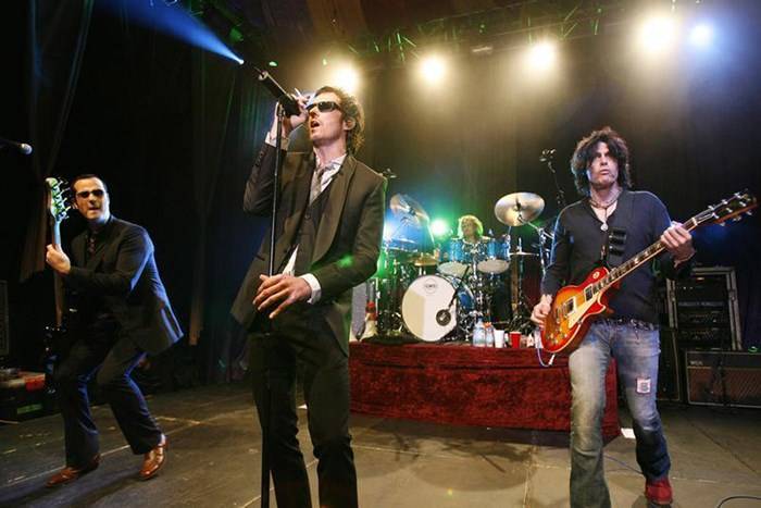 Scott Weiland sul palco con i Stone Temple Pilots