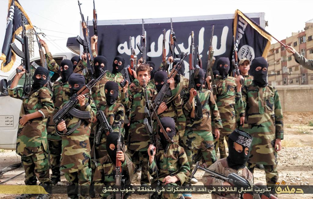 Bimbe vestite da jihadiste per la sfilata: bufera sull'asilo