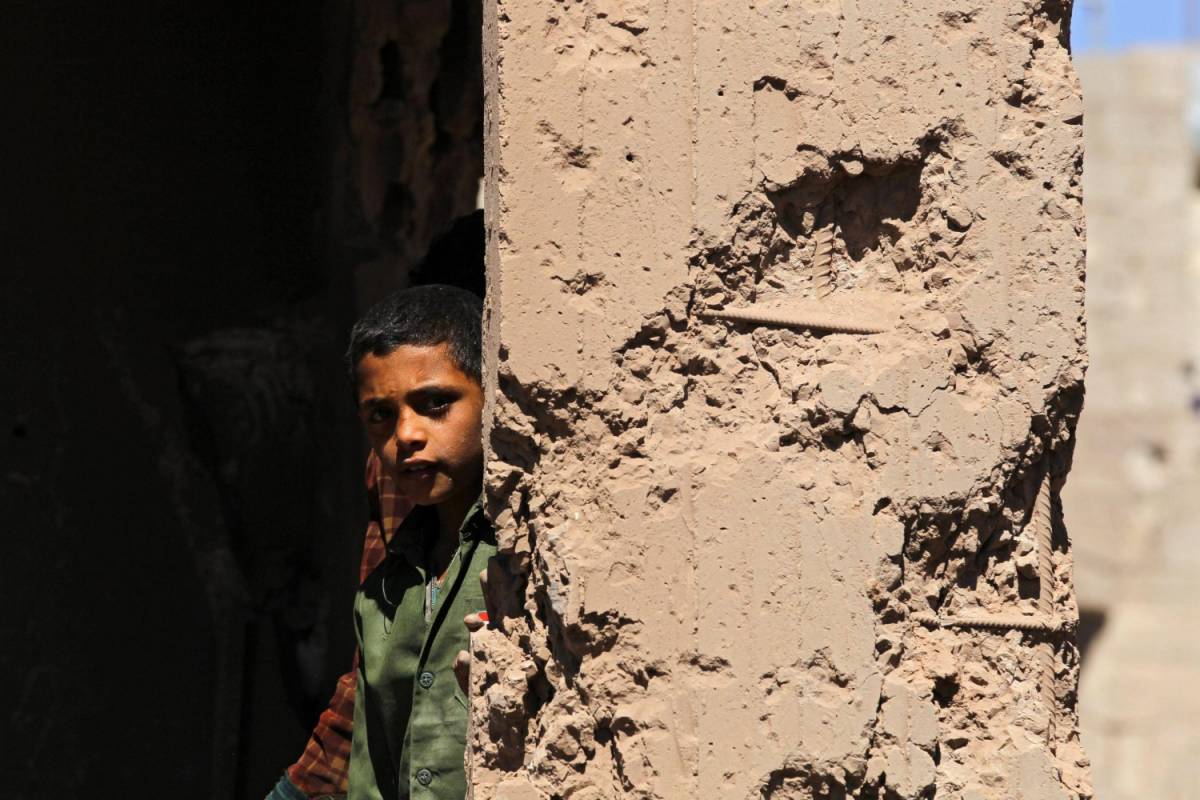 Un giova yemenita in un'abitazione colpita dai bombardamenti sauditi
