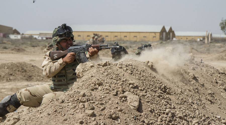 Soldato iracheno mentre si addestra con le truppe americane a Camp Taji, Iraq