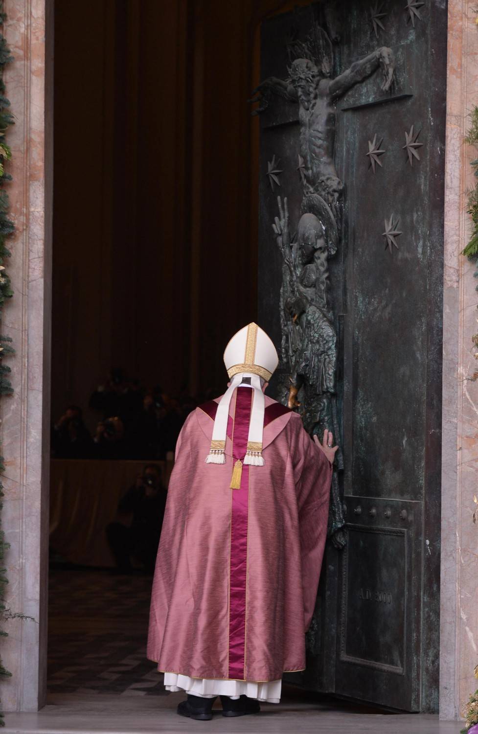 Il Papa apre la Porta Santa a San Giovanni in Laterano