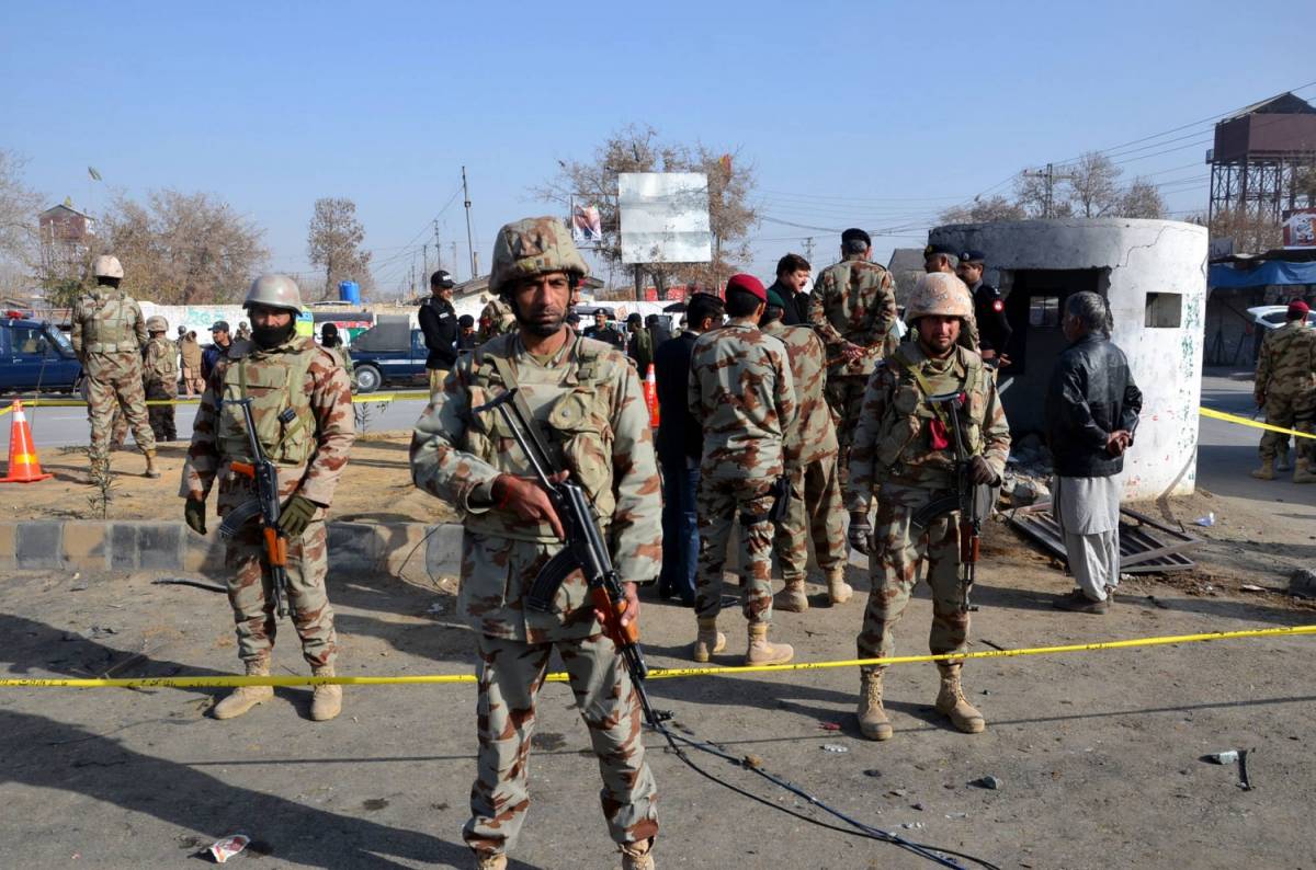 Almeno quindici morti nell'attacco a un mercato in Pakistan