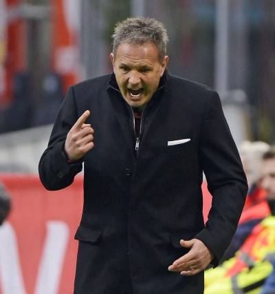 Il Milan cade con l'Atalanta ​Derby alla Roma, flop Napoli