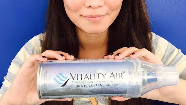 La soluzione allo smog in Cina? Bottiglie piene di aria fresca