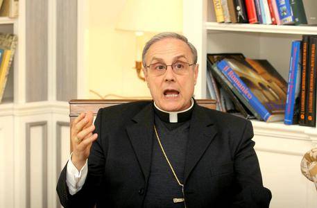 Il milione per costruire le chiese nelle tasche del vescovo dei migranti