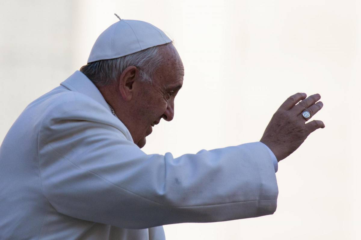 Papa Francesco davanti al presepe: "Gesù non va mai imposto con la forza"