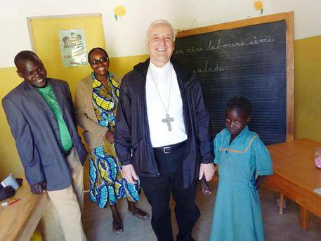 Il vescovo Pizziol con alcuni studenti africani