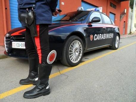 Fuga contromano, semafori "bruciati": arrestati tre banditi su una Peugeot