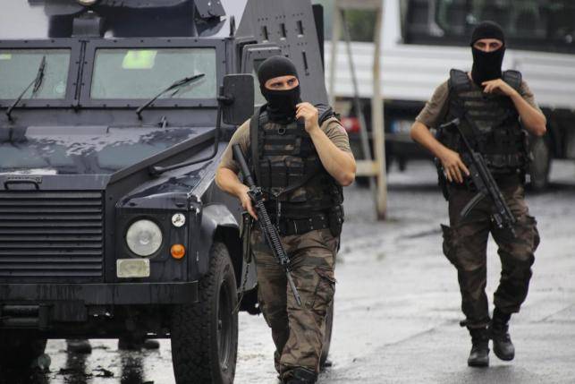 Uomini delle forze speciali turche impegnate in operazioni antiterrorismo / Reuters