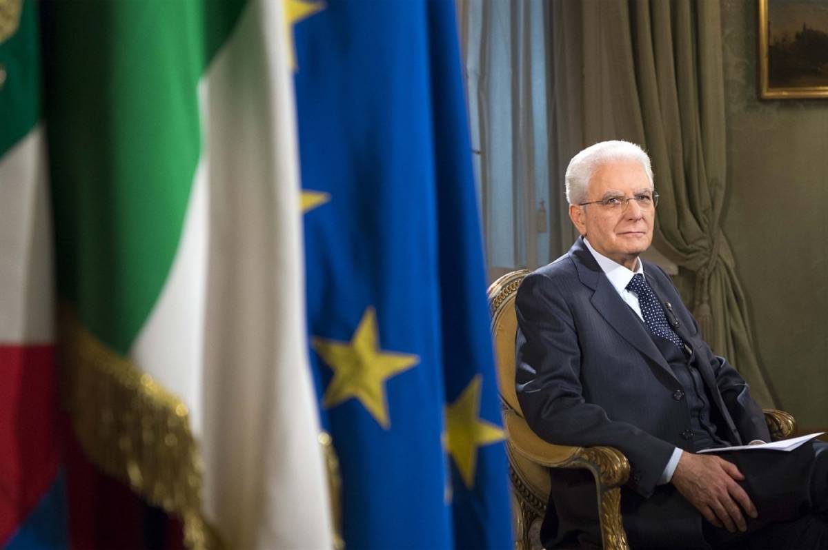 Il diktat Ue: «Tenete a bada Renzi» Mattarella rifiuta, Napolitano no