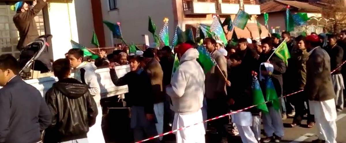 Vessilli verdi e grida Allahu Akbar. Gli islamici sfilano nelle piazze