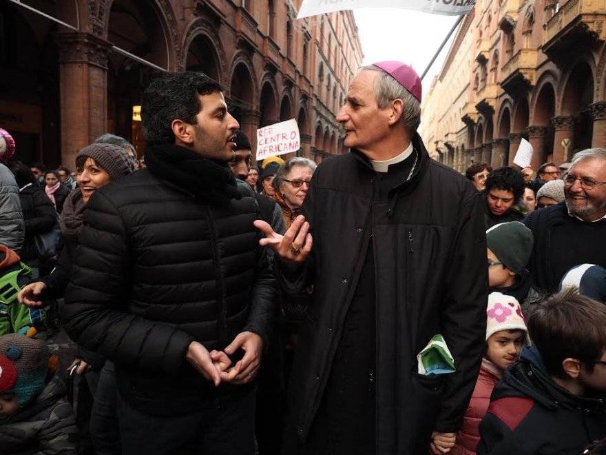 Il vescovo di Bologna difende l'immigrazione e rilancia lo ius soli