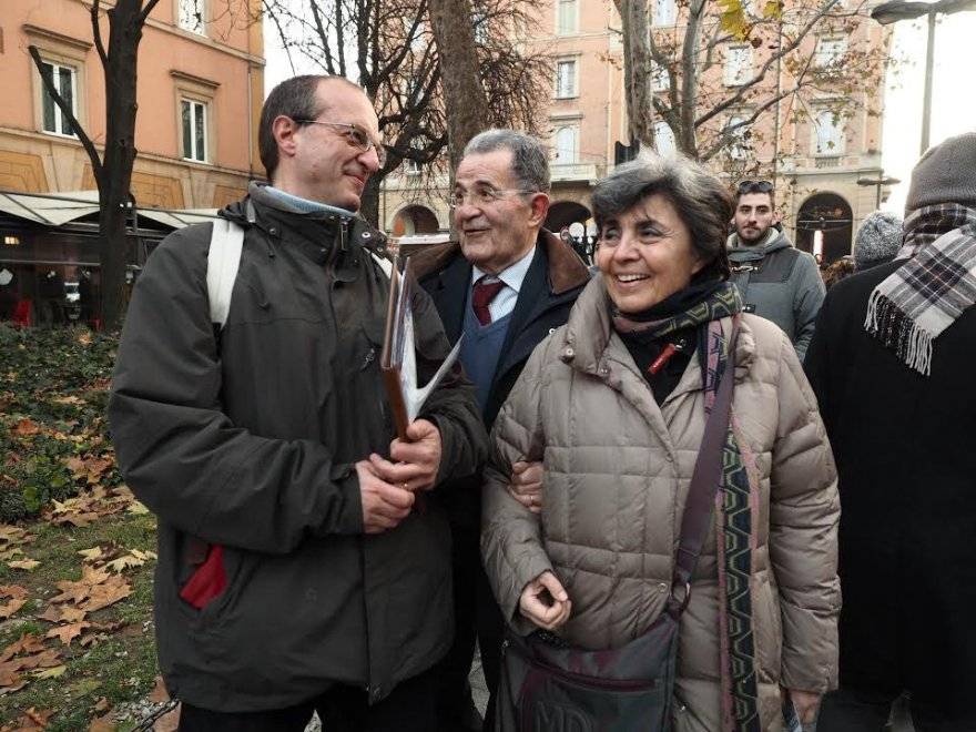 Il vescovo di Bologna e Prodi sfilano accanto agli immigrati