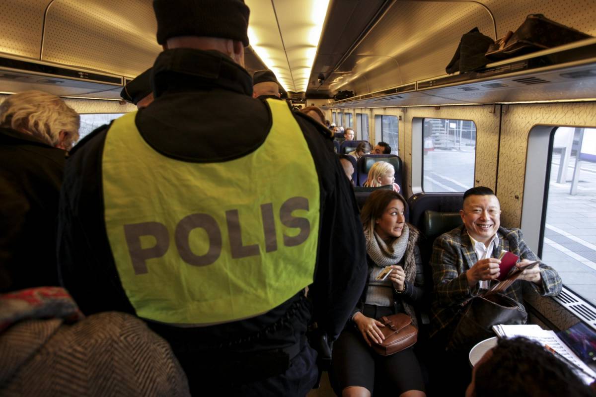 Un controllo dei passeggeri su un treno al ponte tra Svezia e Danimarca