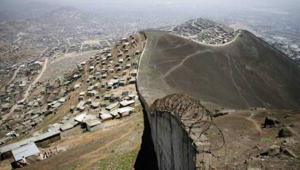 Così il "muro della vergogna'' divide Lima tra ricchi e poveri