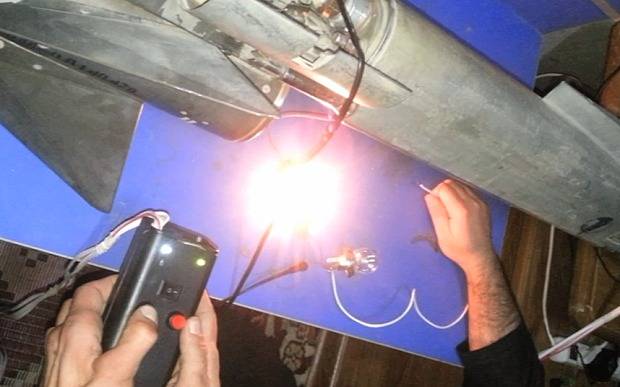 Ricercatori militari dell'Isis realizzano le batterie per un missile terra-aria (foto da Sky News)