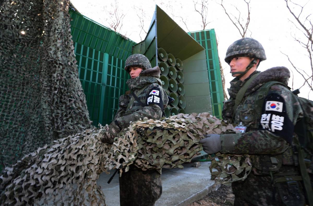 Soldati sudcoreani accendono i "diffusori di propaganda" di Seul