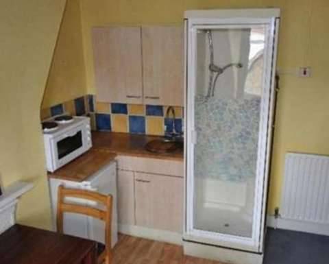 Casa in affitto per pochi euro: la doccia è in cucina