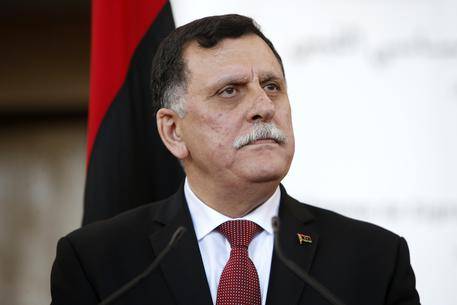 Libia, la sfida del "premier" accolto da una bomba