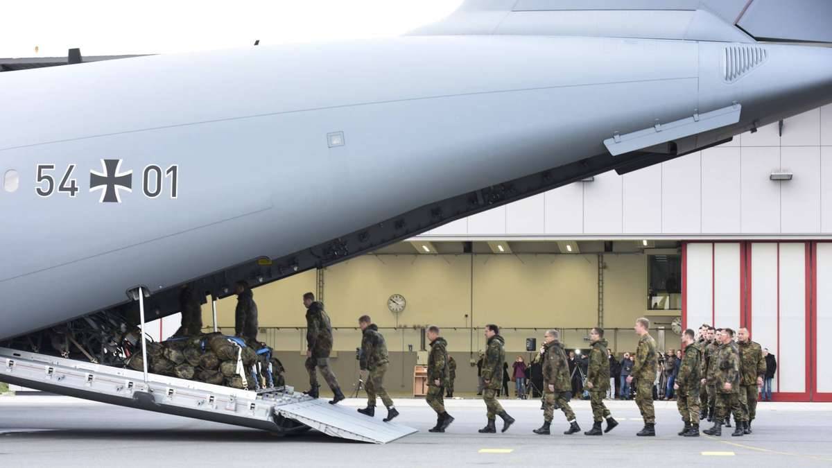 Soldati tedeschi salgono su un Airbus A400M alla base di Jagel
