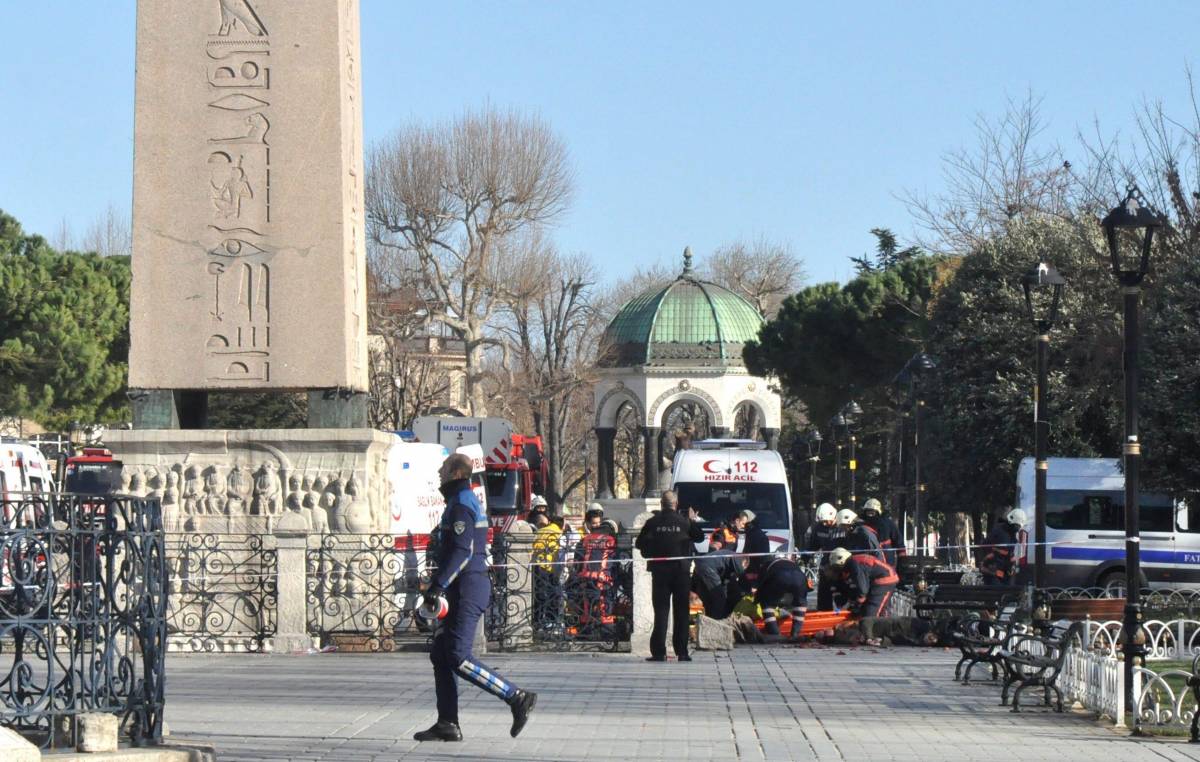 Istanbul, kamikaze dell'Isis si fa saltare in aria: 10 morti