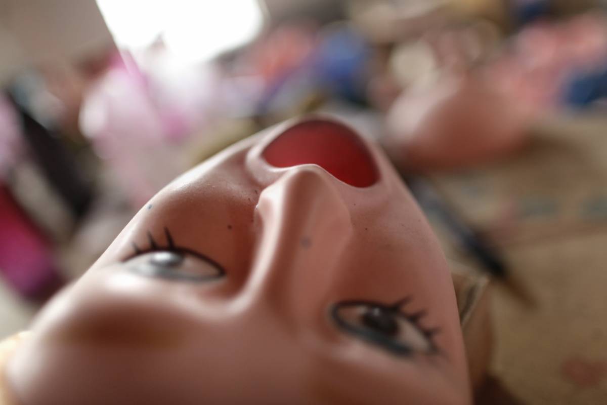 Bambola del sesso molestata durante la fiera: "Abbiamo dovuto portarla in riparazione"