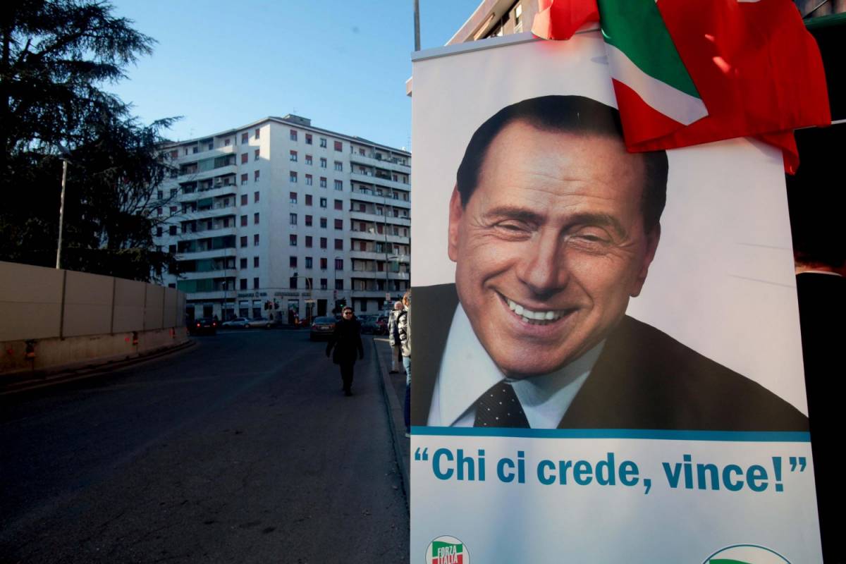 Silvio Berlusconi atteso per un incontro pubblico ad un gazebo di Forza Italia 