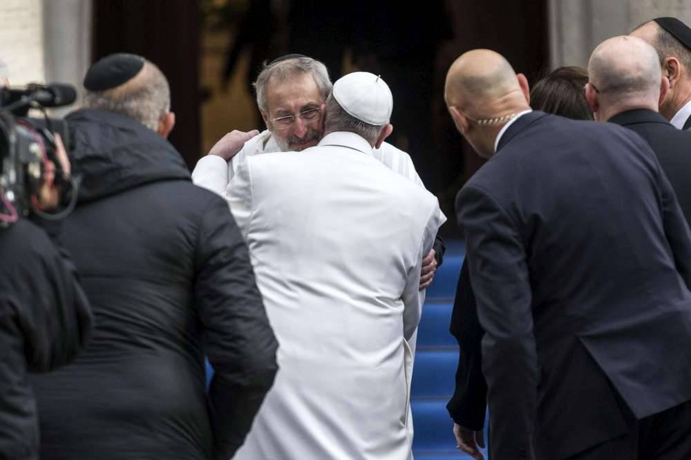 Bergoglio visita la Sinagoga