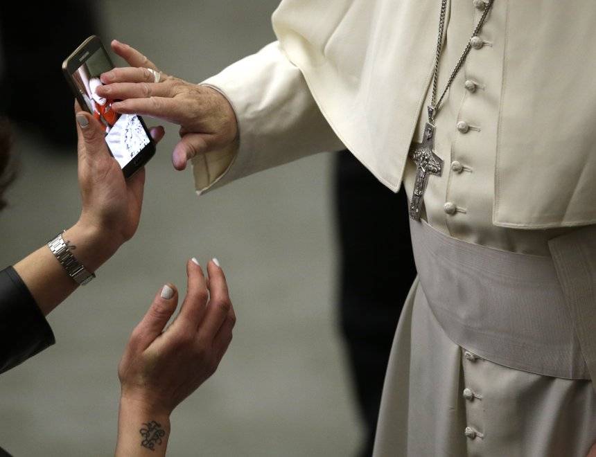 La "rivoluzione digitale" di Papa Francesco: benedice una foto sullo smartphone